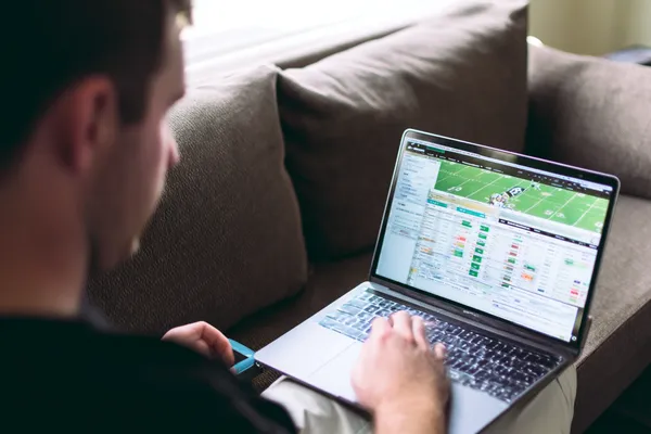 Uma mulher alegre em roupas tradicionais usando seu smartphone durante um momento festivo, mostrando como o app 29P se encaixa facilmente no dia a dia.