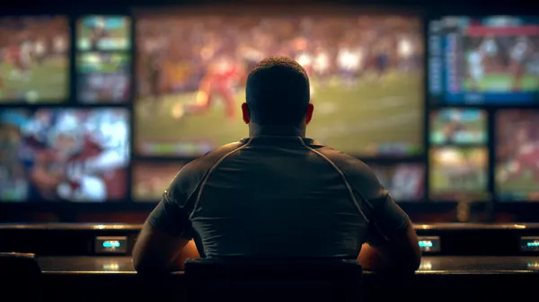 Uma mulher elegante ao lado de máquinas caça-níqueis vibrantes exibindo setes brilhantes, mostrando a variedade de slots no 29P.