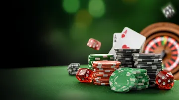 Um close de moedas douradas caindo ao redor de uma roleta girando, representando a ação imersiva do cassino no 29P.