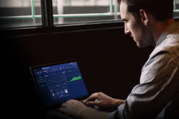 Uma mulher sorrindo perto de máquinas caça-níqueis brilhantes com símbolos de sorte, mostrando as emocionantes opções de slots do 29P.