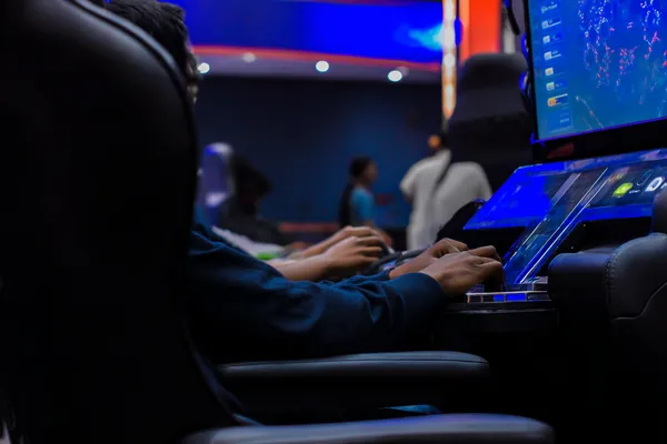 Um laptop brilhando com uma tela de login em um ambiente minimalista, simbolizando o sistema de acesso protegido do 29P.